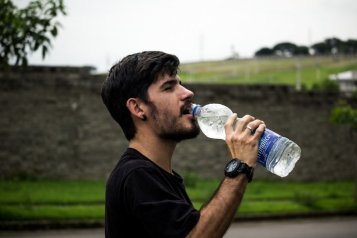 Co pít a jak často během horkých letních dnů?
