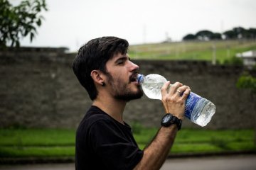 Co pít a jak často během horkých letních dnů?