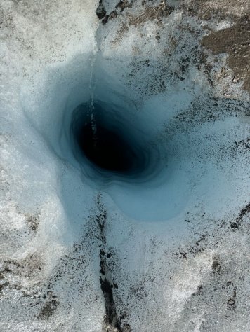 Ledovec díra od vody, asi 4m hluboká, člověk by tam reálně mohl při skluzu po ledovci spadnout.